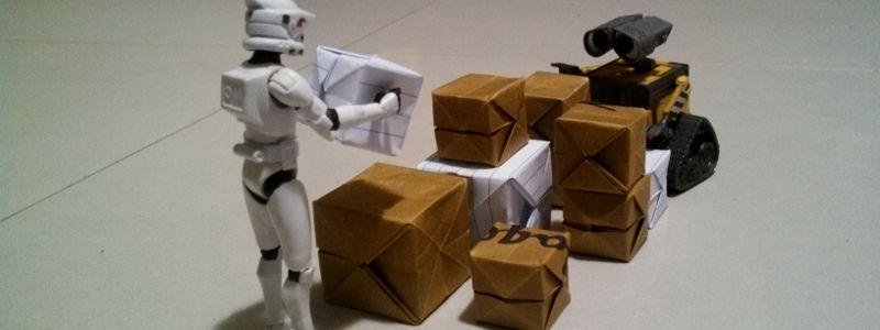 Clone trooper e wall-e empilhando pacotes